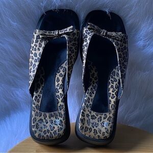 Corner Stone Shoes Sandal’s Women’s Size 8 M ‎ Flats Open Toe Animal Print
